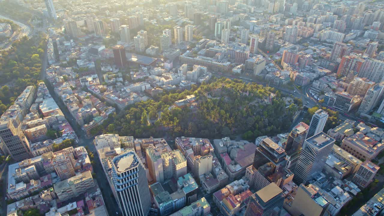 산타루시아 언덕에서 내려오는 공중 드론: 칠레의 산티아고 시, 남미 수도, 건물, 거리, 낮에 도시 공원