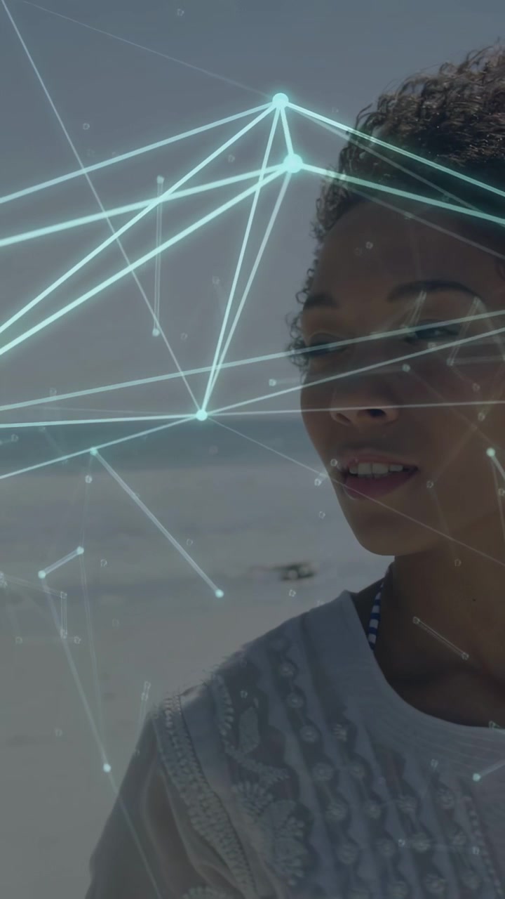 Video verticale: Donna che si gira e sistema una collana per adattarla sulla riva, con la mano che attiva una sovrapposizione tecnologica reattiva.