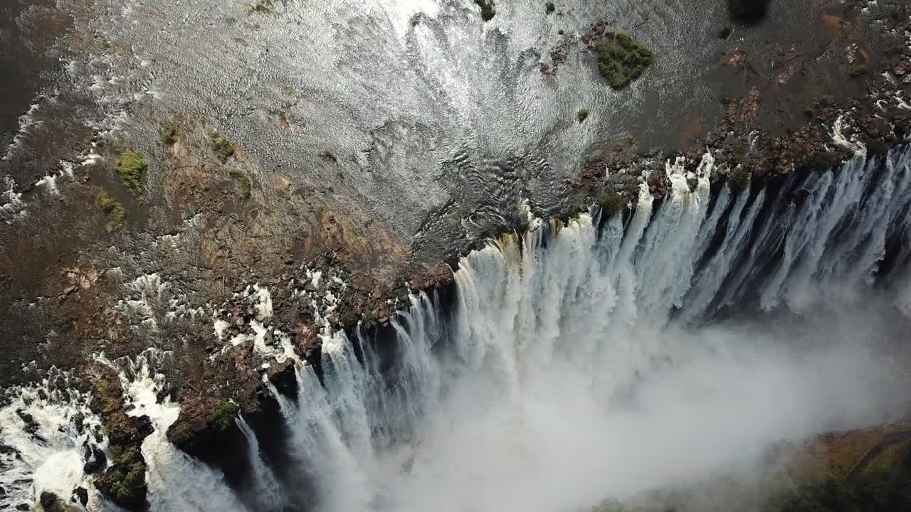 las cataratas victoria en la frontera de zimbabwe y zambia en áfrica