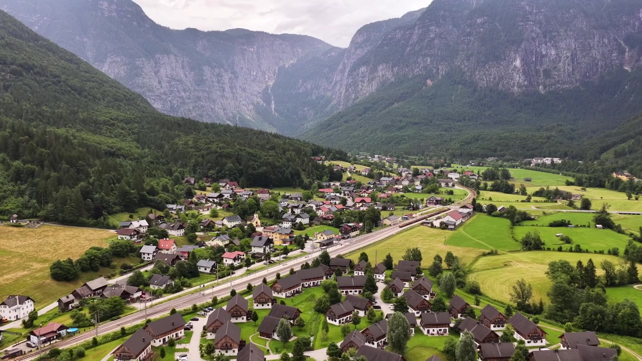 Ripresa con drone di Obertraun vicino a Hallstatt in Austria.