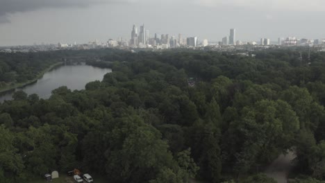 Toma-De-Dron-De-Filadelfia-Panorámica-Al-Centro-De-Horticultura-Del-Parque-Fairmount