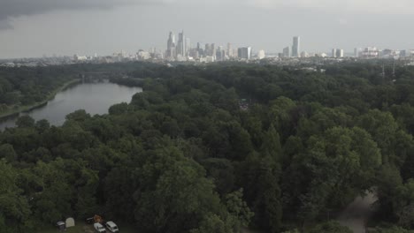 toma de dron de filadelfia panorámica al centro de horticultura del parque fairmount
