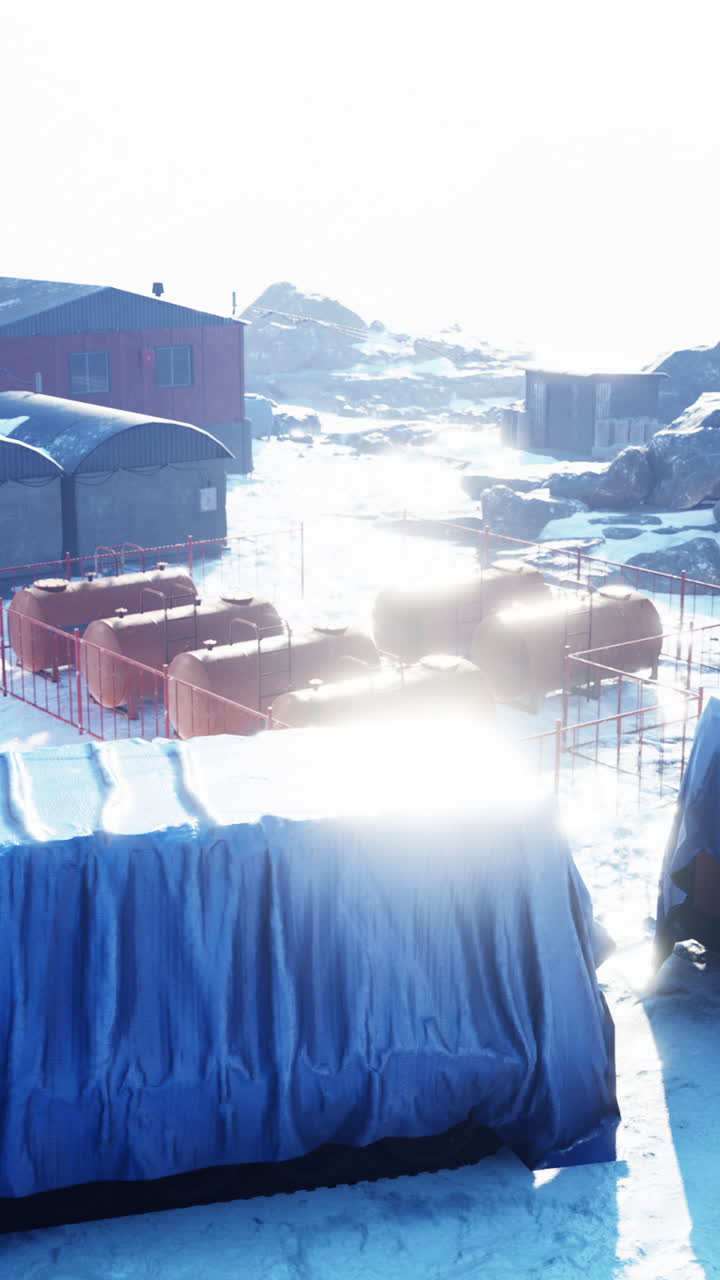 연료 크와 눈 속의 파란색 타르프를 가진 남극의 연구 역