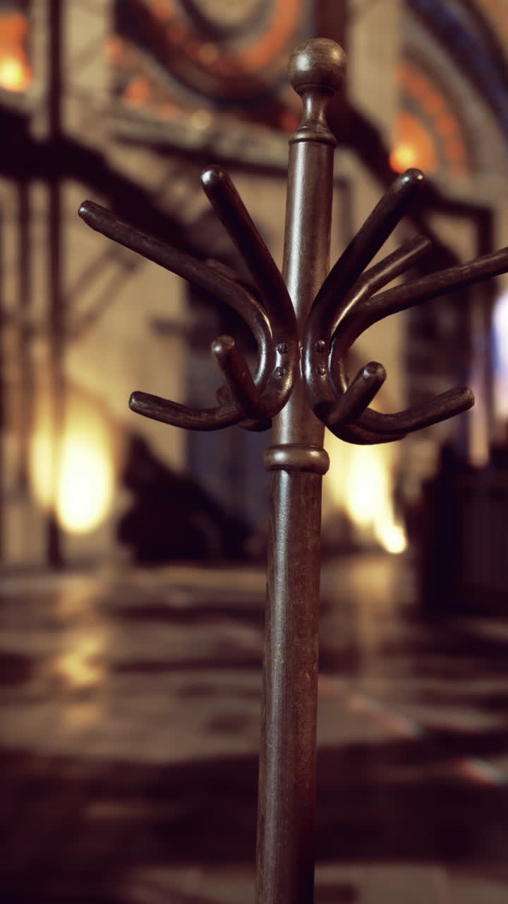 Porte-manteau dans un bâtiment historique avec des éléments d’architecture et de design