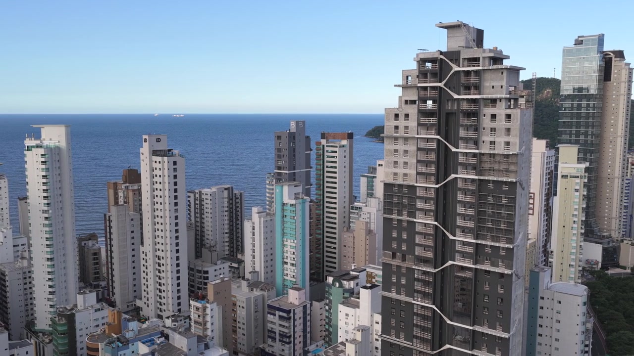 Edifícios altos erguem-se contra o pano de fundo do Oceano Atlântico em Balneário Camboriú. Perfeito para desenvolvimento urbano e características arquitetónicas