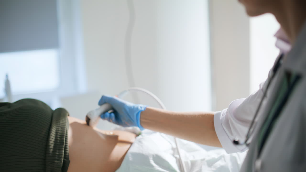 Primo piano di una donna incinta sottoposta a ecografia. Donna che controlla la gravidanza