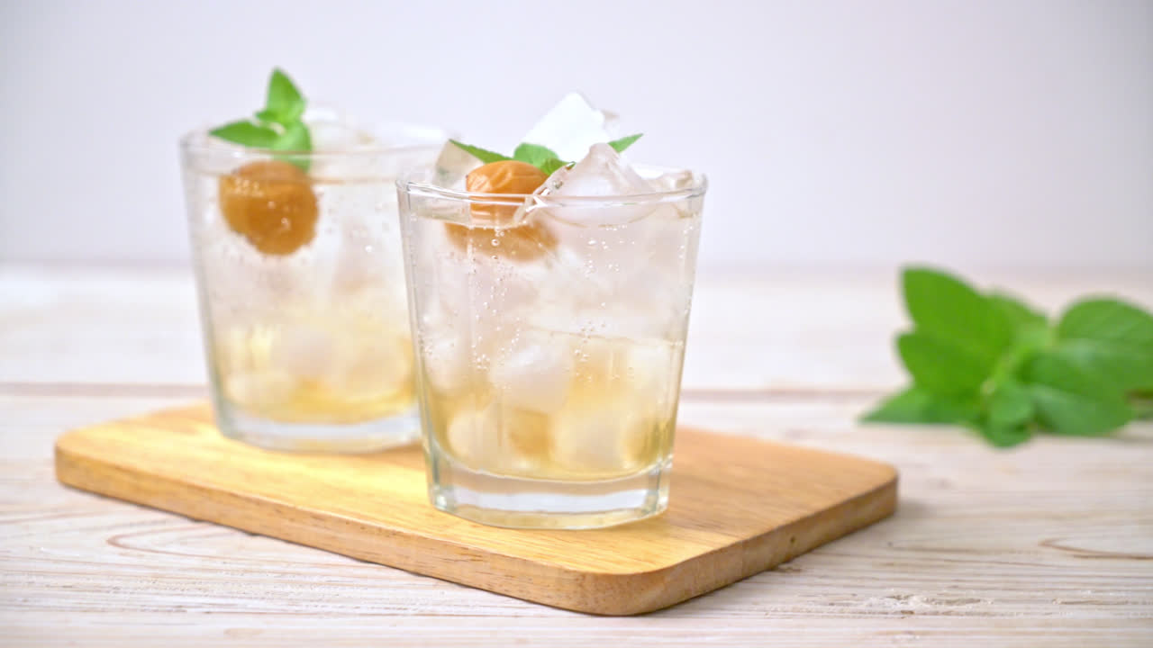 나무 테이블에 소다와 박하와 아이스 매실 주스-다과 음료