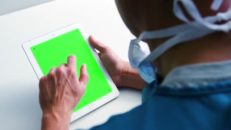 Doctora-Usando-Más-De-Tableta-Digital