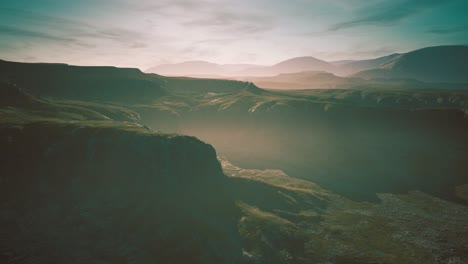 Paisaje-Típico-De-Las-Colinas-Verdes-De-Islandia