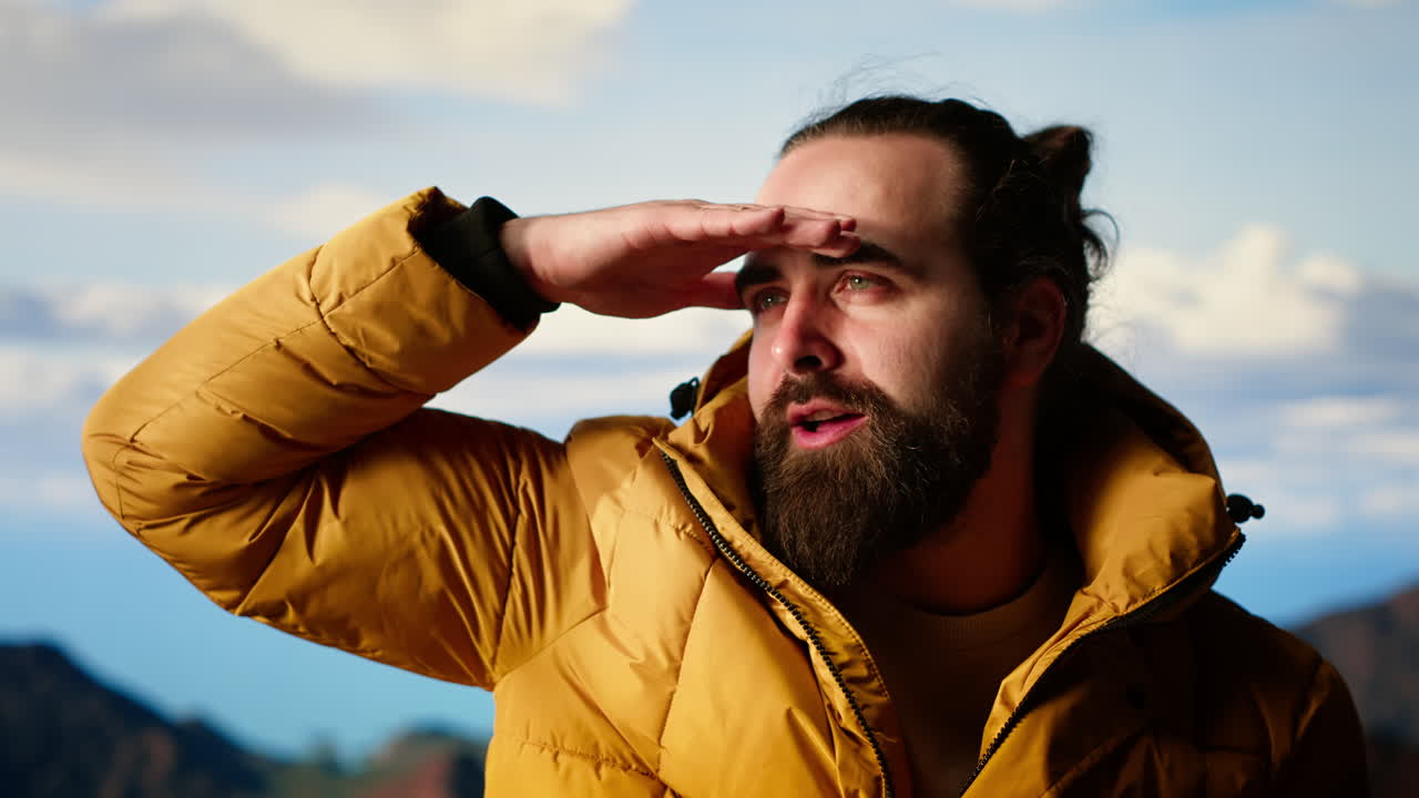 un excursionista subiendo a la cima de una cordillera impresionante