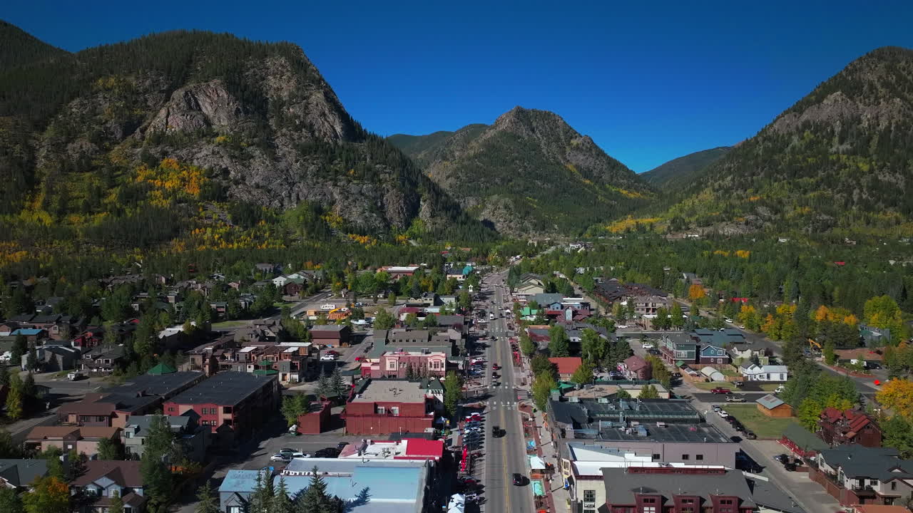 콜로라도 주 프리스코 시내의 공중 영화적 드론 교통: 메인 스트리트, 일찍 노란 가을 색, 아스펜 나무, 아침 호수, 런, 키스톤, 브레켄리지, 실버토른, 10 마일 범위, 파란 하늘, 앞으로의 움직임