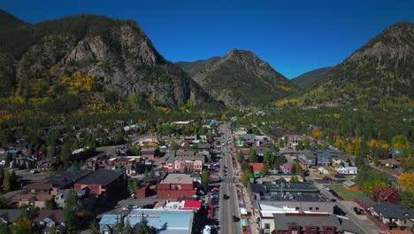 Centro-Frisco-Colorado-Antena-Cinematográfico-Zumbido-Tráfico-Calle-Principal-Temprano-Amarillo-Colores-Del-Otoño-álamo-Temblón-Mañana-Lago-Dillon-Piedra-Angular-Breckenridge-Silverthorne-Alcance-De-Diez-Millas-Cielo-Azul-Movimiento-Hacia-Adelante