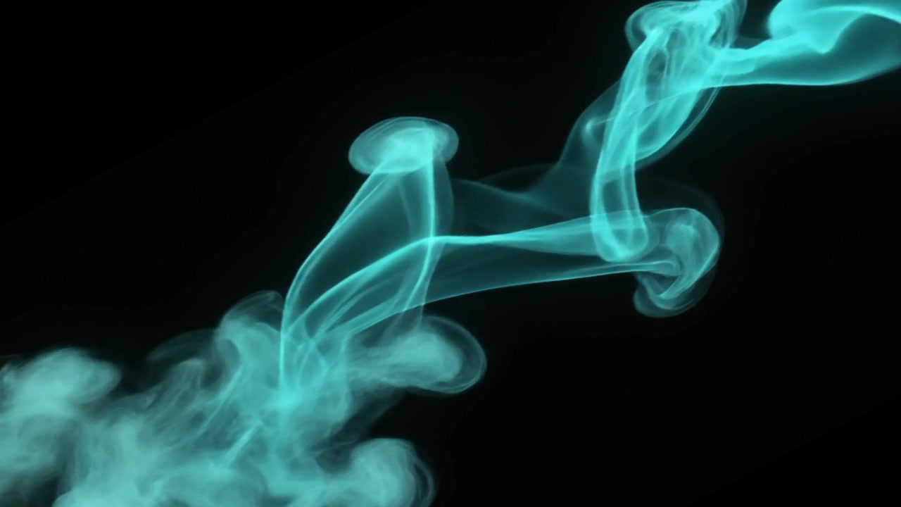 Fumo ciano astratto che vortica su sfondo nero