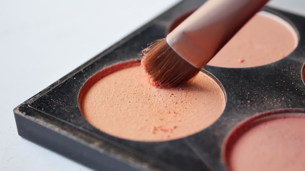 primer plano de la paleta de maquillaje de rubor