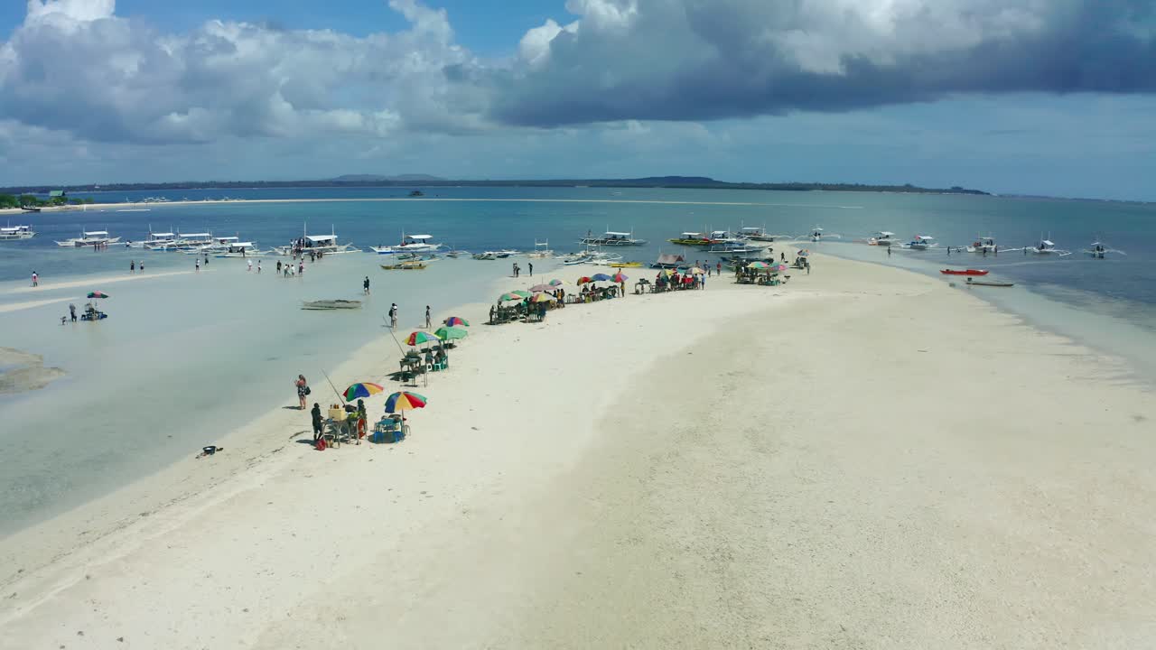 필리핀 보홀의 모래톱에 있는 성게 어부들의 공중