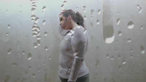 animación de gotas de lluvia sobre tamaño grande mujer caucásica haciendo ejercicio en la ciudad