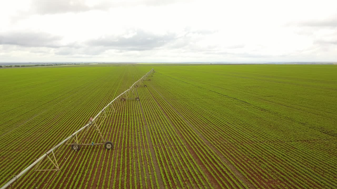 toma aérea de un sistema de riego industrial en un campo de cultivo en sudamérica