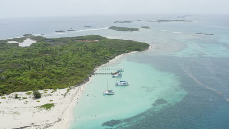 Antena---Vista-General-De-Los-Barcos-Y-La-Isla,-Cayo-Icacos,-Puerto-Rico,-ángulo-Alto-Derecho-Panorámico