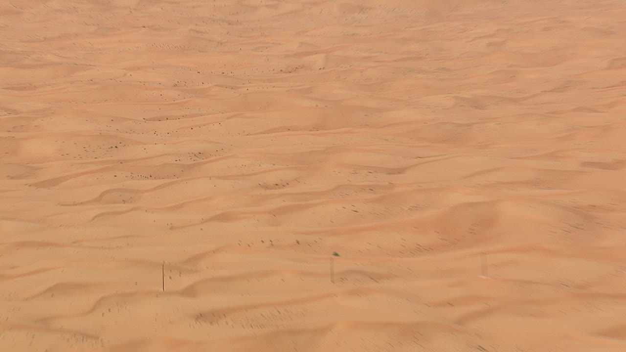 옆으로 날아가며 하늘에서 본 사막의 모래언덕