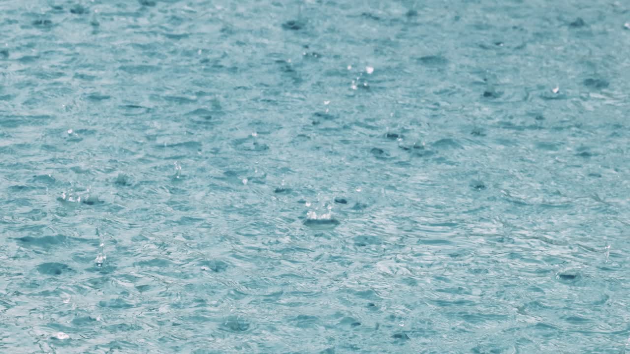 물체 에 부히는 방울 의 근접적 인 모습