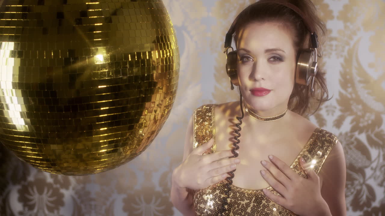 женщина золото 4k 01