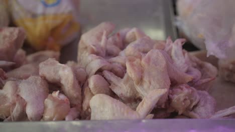 muchas patas de pollo en una ventana de la tienda