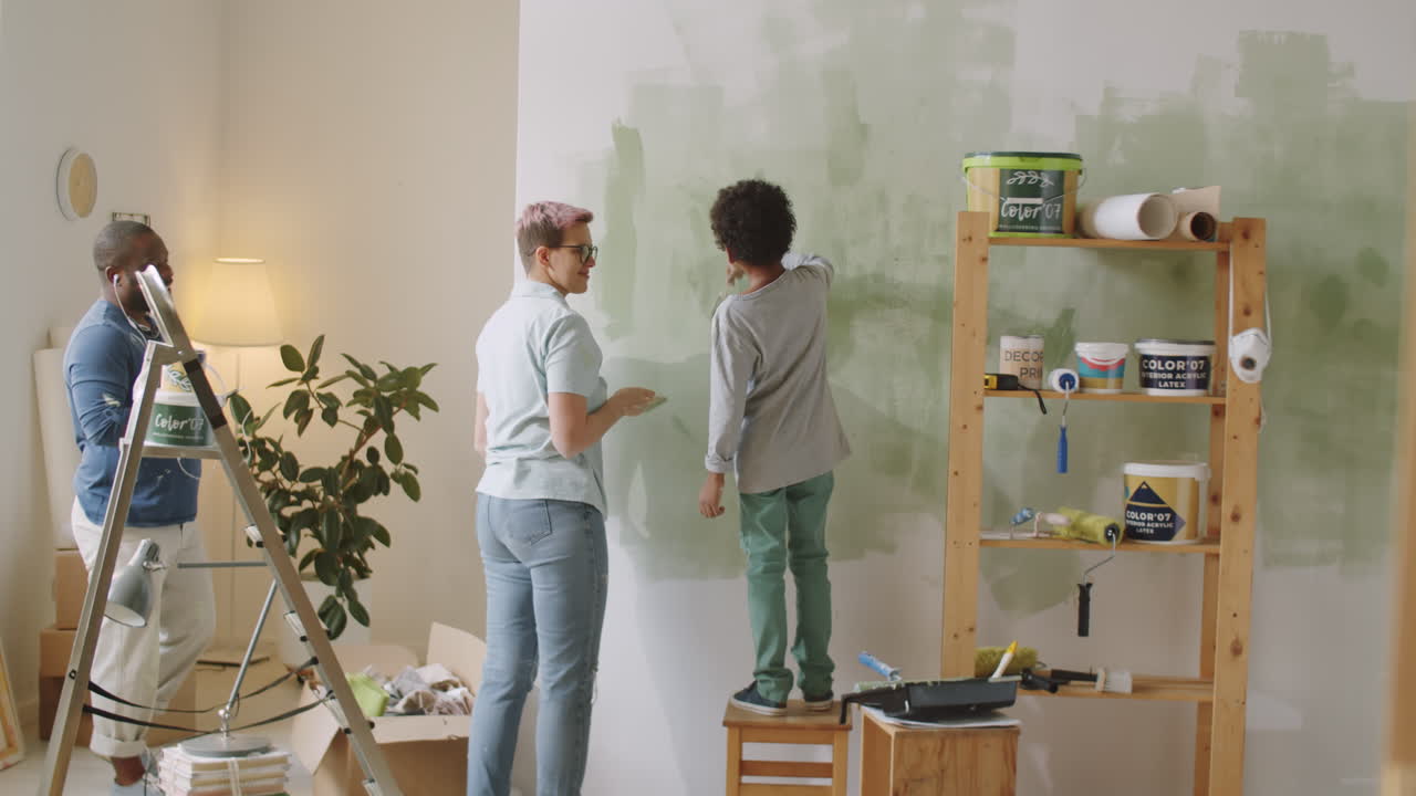 familia pintando una pared juntos