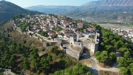 Entrada-A-La-Puerta-De-La-Fortaleza-De-Berat:-Guardián-De-La-Ciudad-En-La-Cima-De-Una-Colina-Con-Hermosas-Casas-Blancas-Y-Mil-Ventanas.