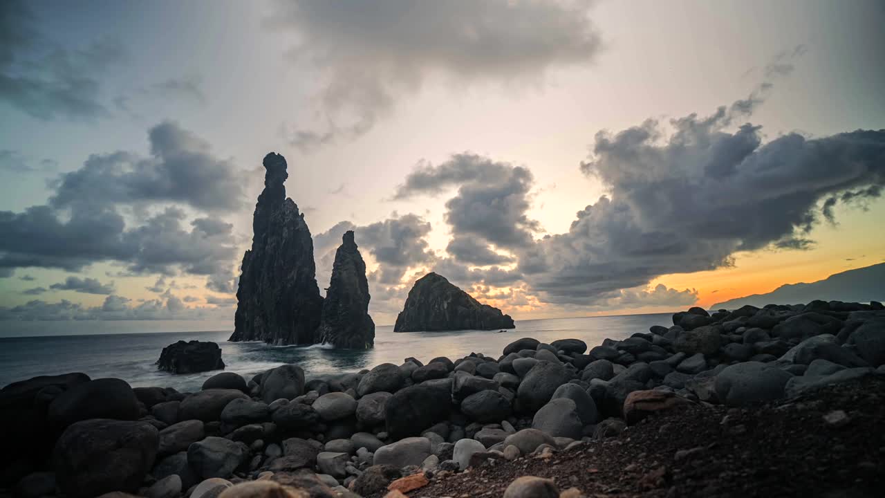 lapso de tiempo de las rocas de ilheus da ribeira da janela en madeira portugal