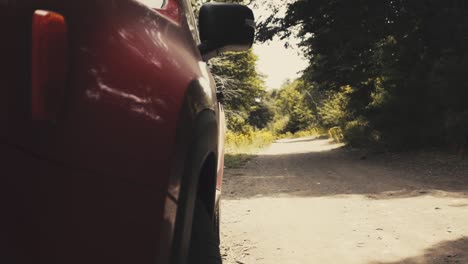 Gleitbewegung-Auf-Einer-Landstraße-Mit-Einem-Am-Ufer-Stehenden-Auto