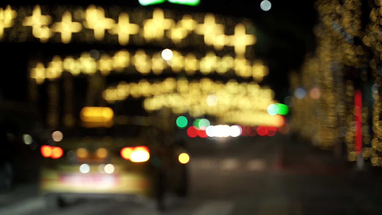 크리스마스 도시 장식, 초점이 흐려진 신호등, 화려한 풍경을 만들어내는 자동차 등 어두운 밤 배경의 빛나는 흐릿한 보케