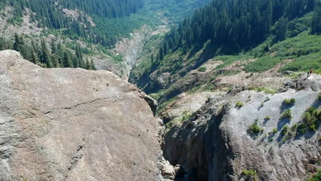 Drohnenaufnahmen-Des-Ape-Canyon-In-Der-Nähe-Von-Mount-Saint-Helens-Bei-Einem-Langsamen-Vorbeiflug,-Der-Den-Affen-Canyon-Während-Einer-Mountainbiketour-Freigibt