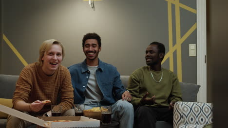 reunión de amigos masculinos en un apartamento
