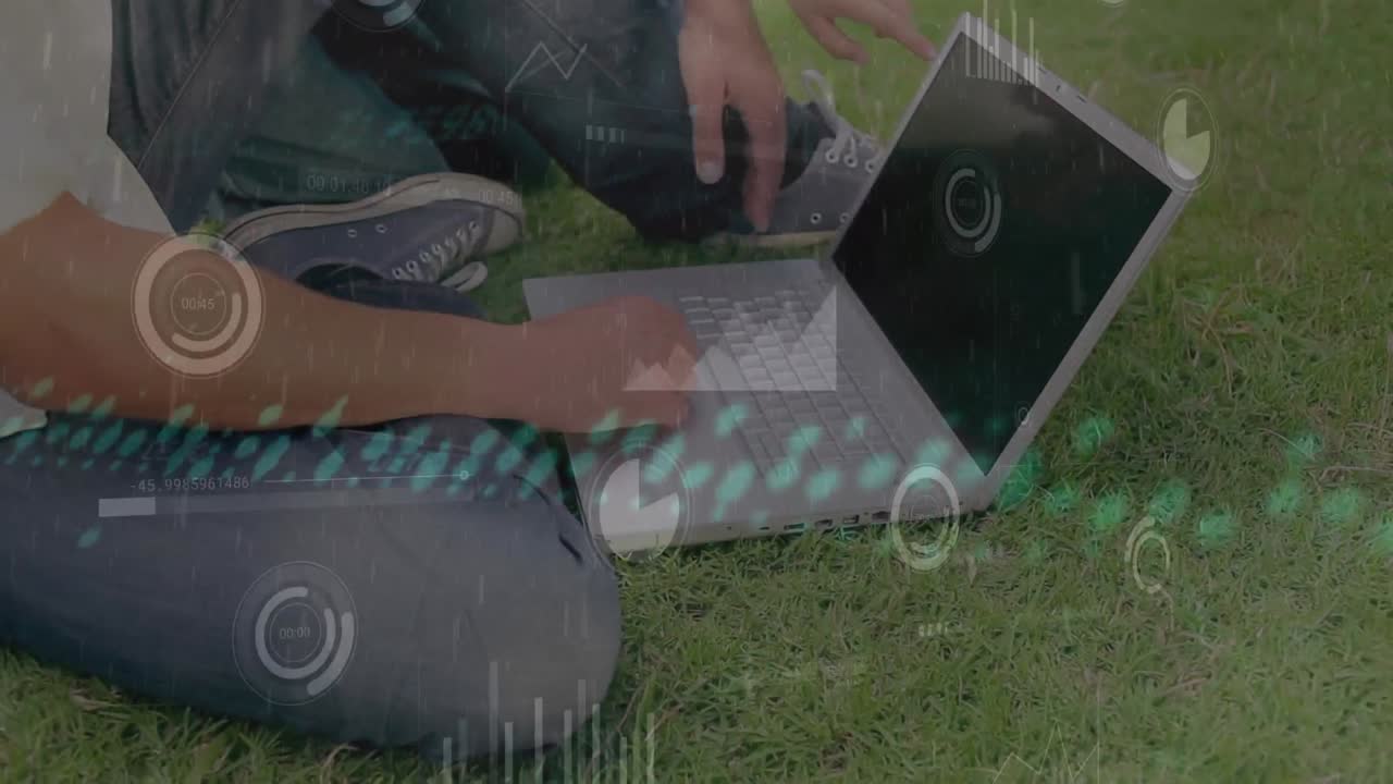 animación del procesamiento de datos sobre un hombre caucásico usando una computadora portátil
