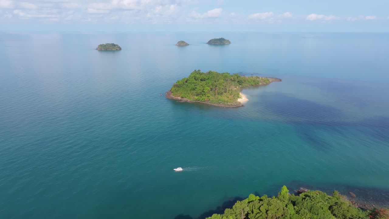 Pohled shora dolů na plující loď blízko tropického ostrova, Koh Chang, Thajsko.