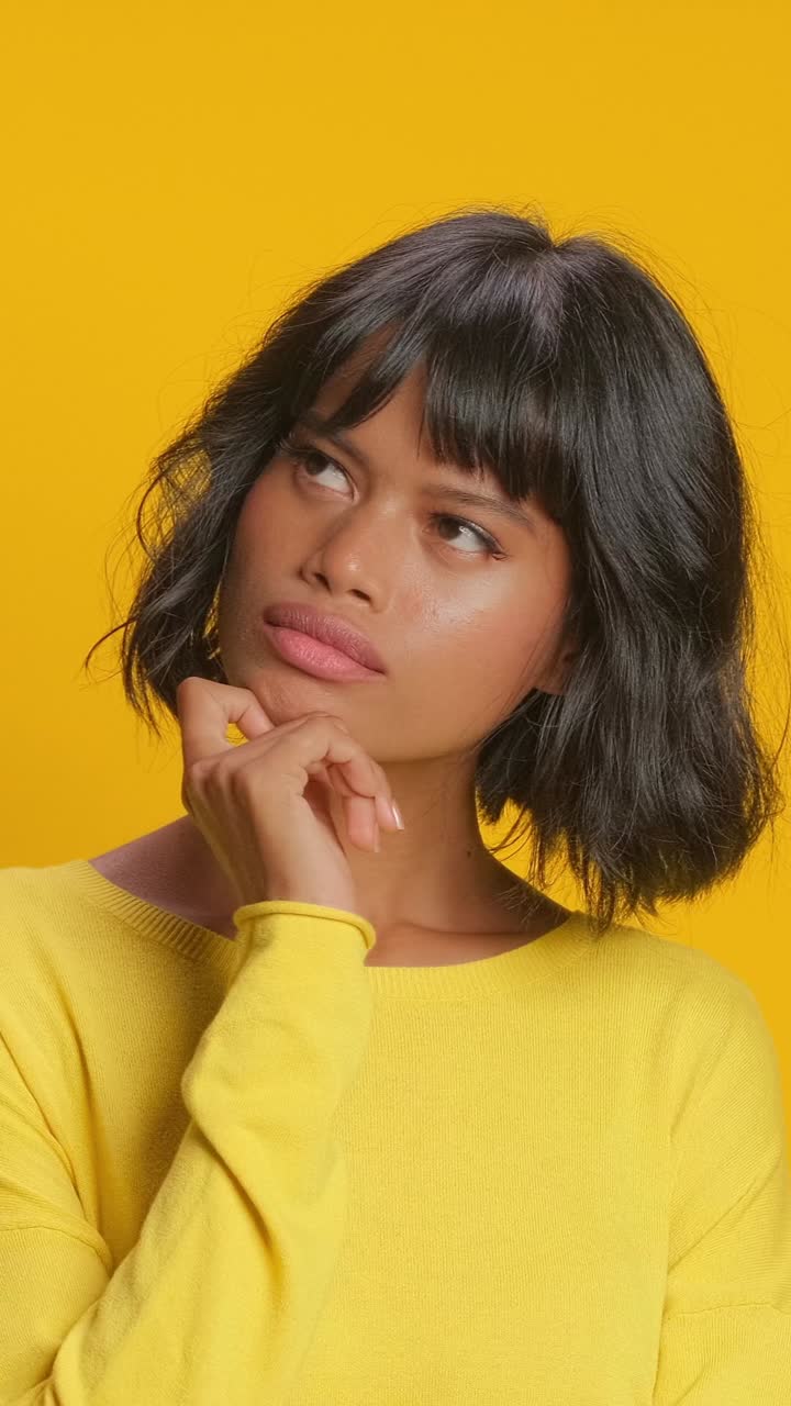 pensamientos cautivadores en un telón de fondo amarillo vibrante con belleza diversa