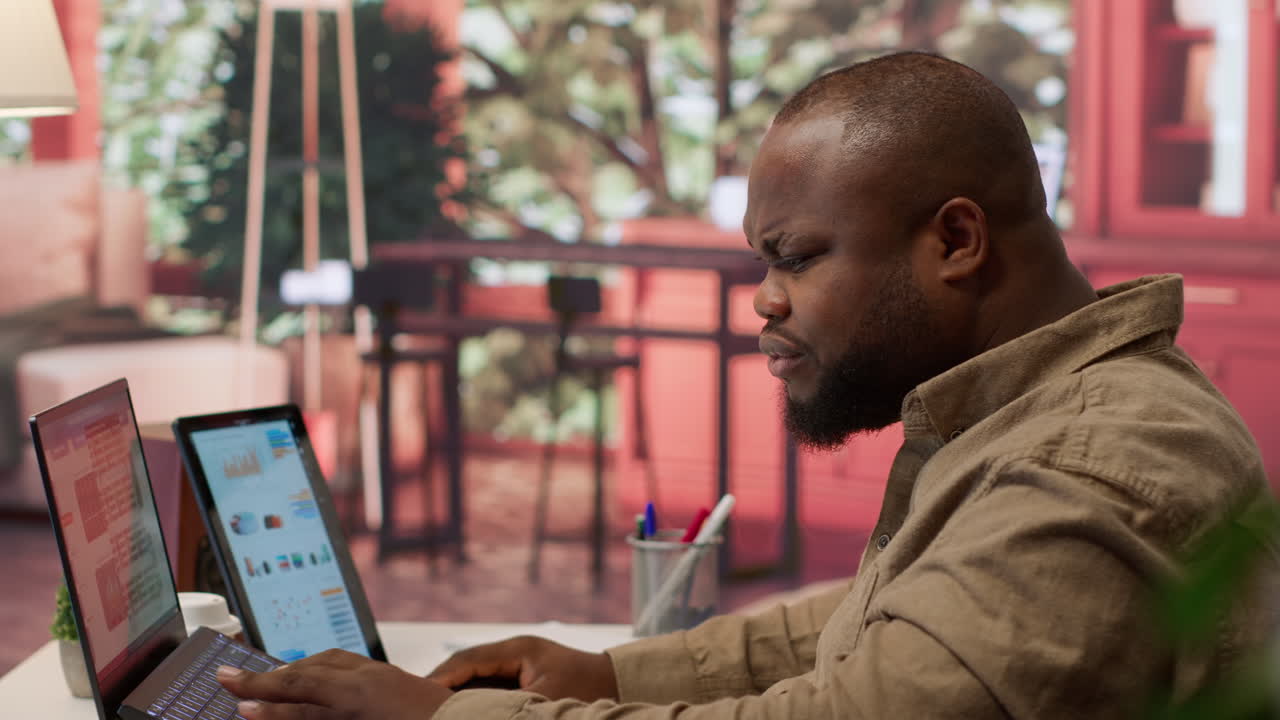 especialista en ventas examina los informes financieros y las métricas de rendimiento