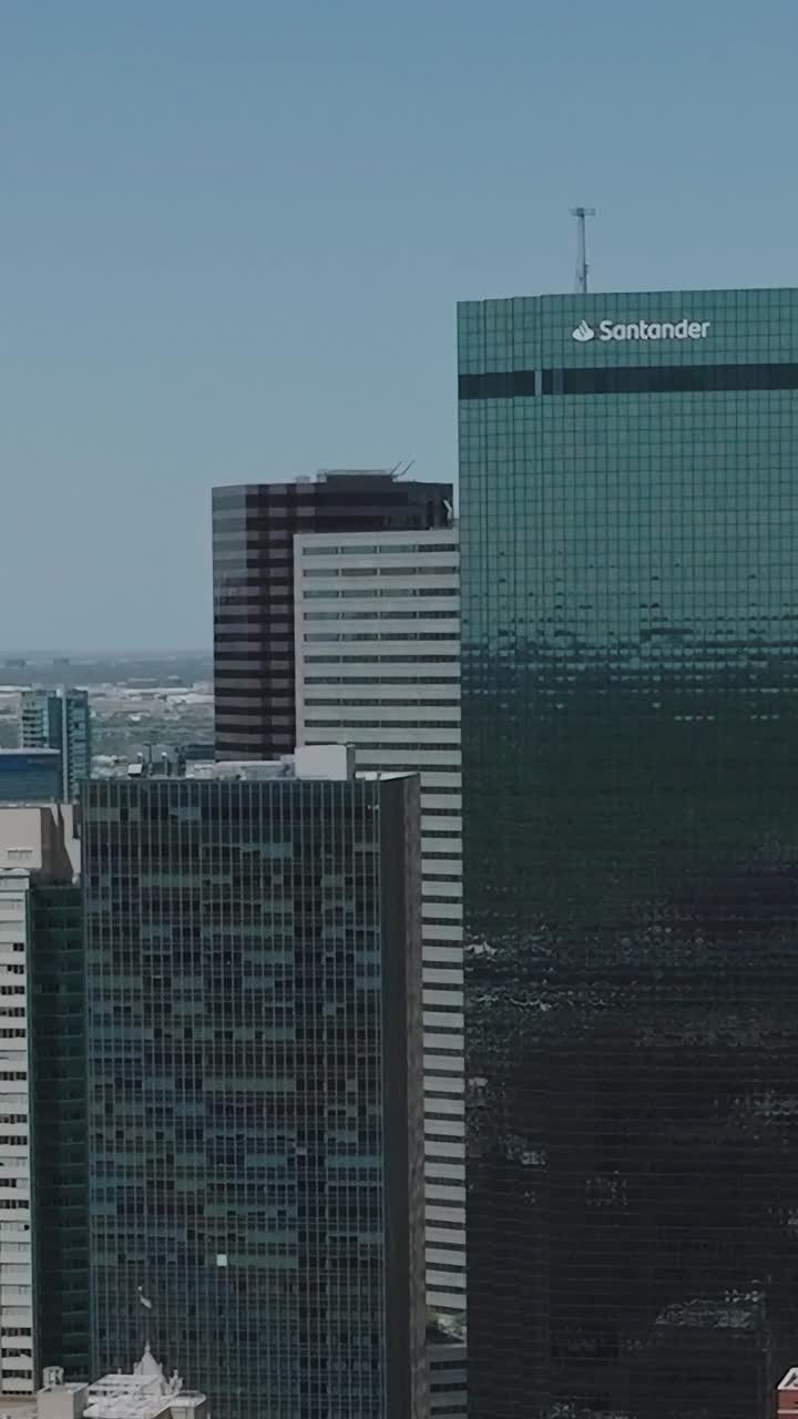 Pemandangan pusat kota Dallas dengan gedung-gedung pada hari yang cerah di Texas