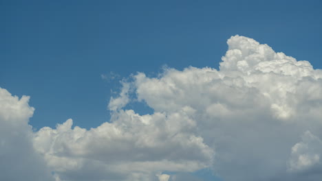 las nubes cúmulos forman formas abstractas en movimiento en este lapso de tiempo de cloudscape