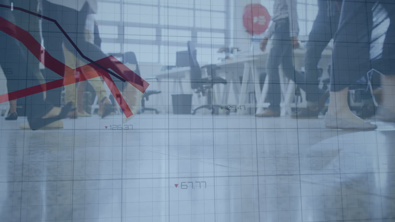 사무실에서 고 있는 다양한 사업가들의 다리 위에 있는 금융 그래프의 애니메이션