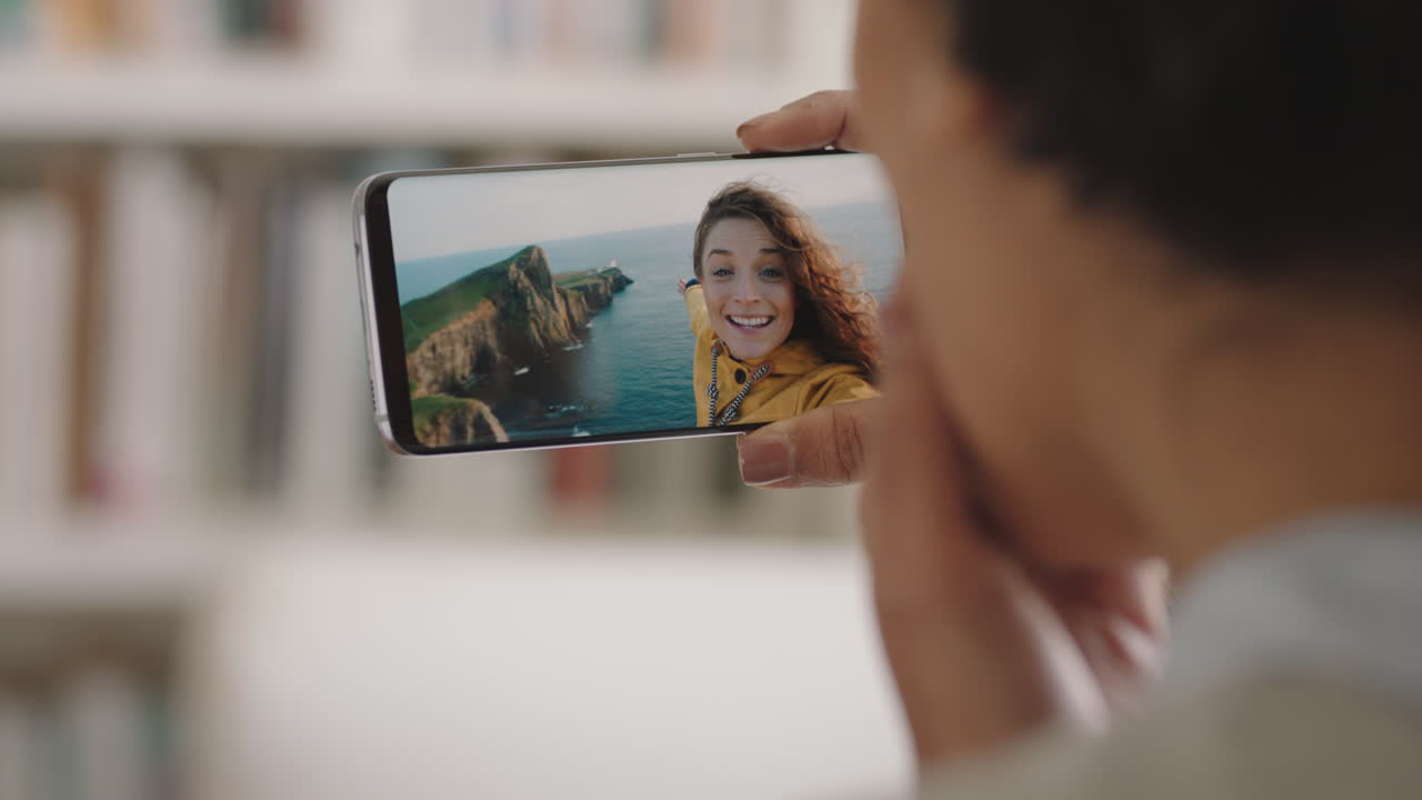 mujer joven chateando en video usando un teléfono inteligente amiga feliz de vacaciones en escocia compartiendo experiencia de viaje divirtiéndose en la aventura de vacaciones comunicándose con el teléfono móvil imágenes 4k