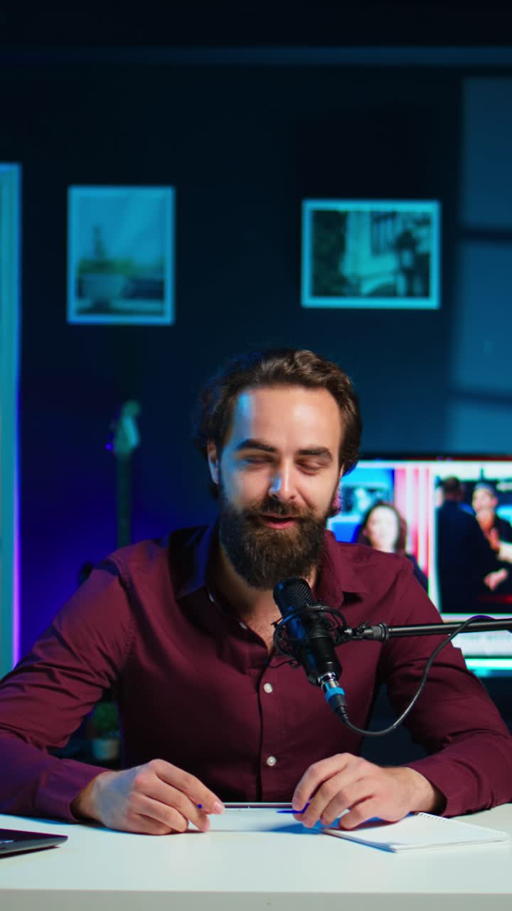 Video verticale Star dei media sorridente che arriva in studio, avvia lo streaming, saluta gli spettatori