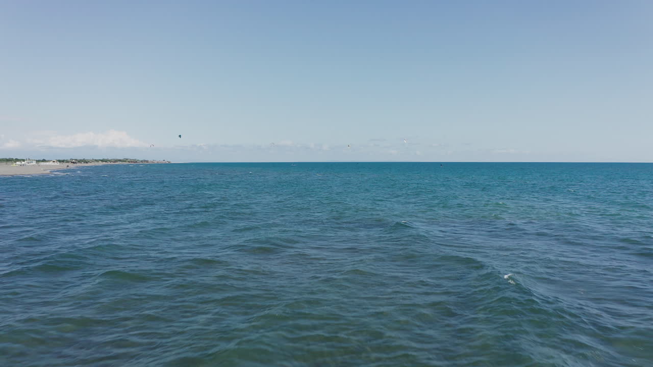 해안 카이트 서핑 장면