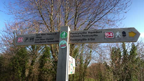 The-sign-to-Pontcysyllte-Aqueduct-on-the-Llangollen-canal-route-in-the-beautiful-Welsh-countryside