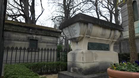 jean de la fontaine's tomb grave in pere lachaise cemetery in paris