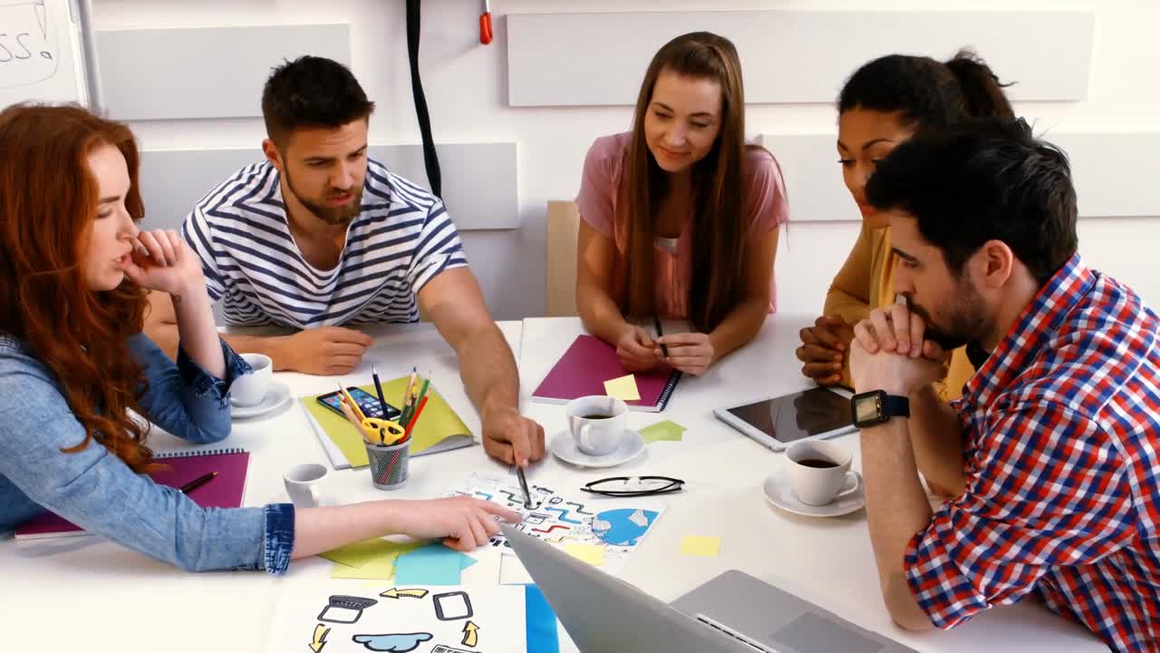 Diseñadores gráficos interactuando durante una reunión