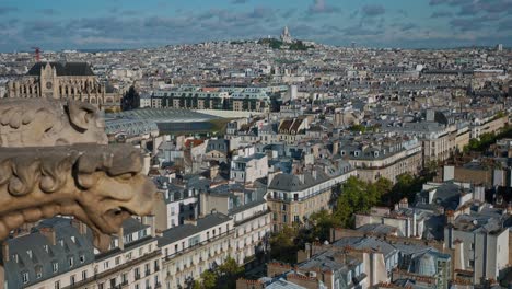 vista aérea de la catedral de sacre couer muy por encima de los tejados de parís, francia