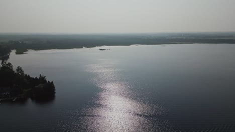 Paisaje-De-Puesta-De-Sol-En-Un-Lago-Tranquilo---Toma-Aérea-De-Drones