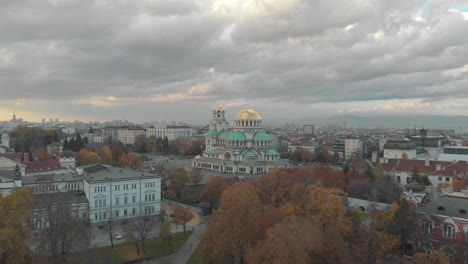 Kathedrale-Des-Heiligen-Aleksandar-Nevski-In-Sofia,-Bulgarien---Luftaufnahme