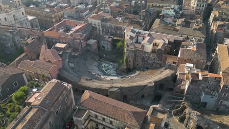 Drone-Orbita-Sobre-El-Antiguo-Teatro-Romano-En-La-Histórica-Ciudad-Siciliana-De-Catania